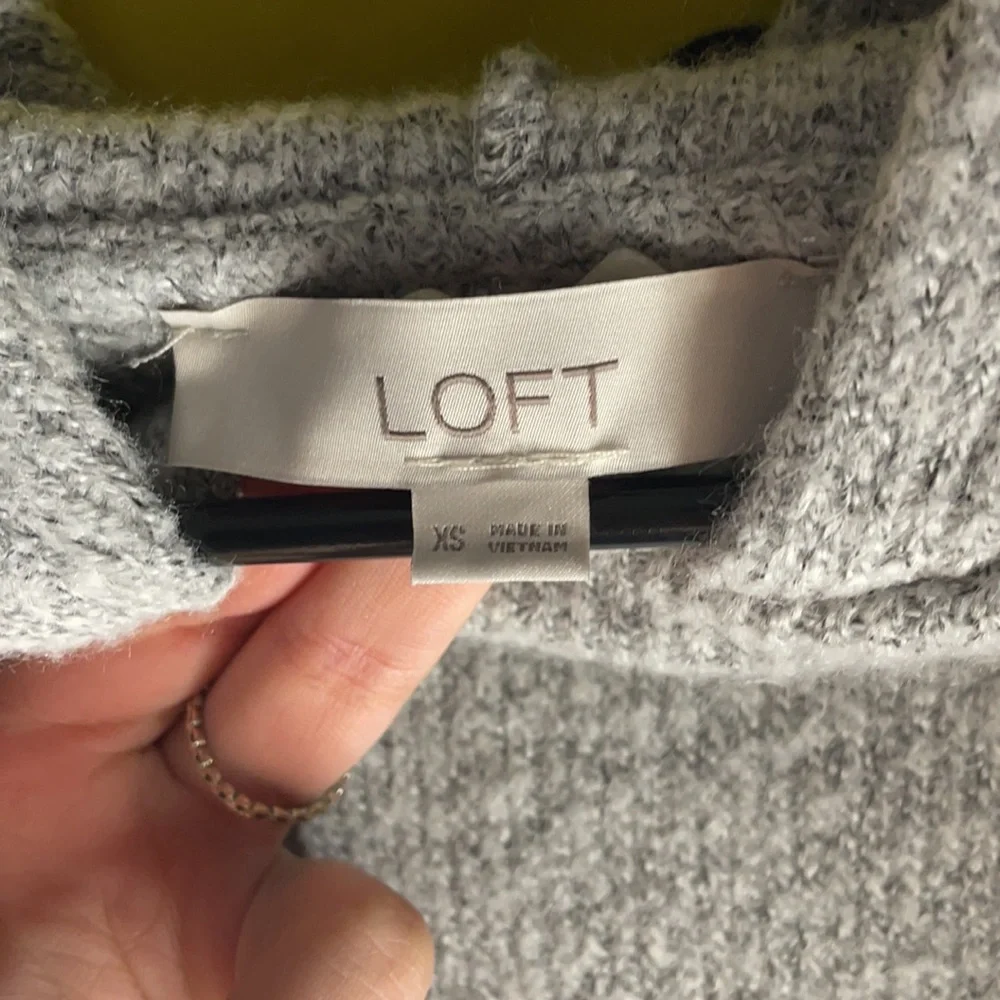A girls grey loft sweater Size Xs - Picture 3 of 5